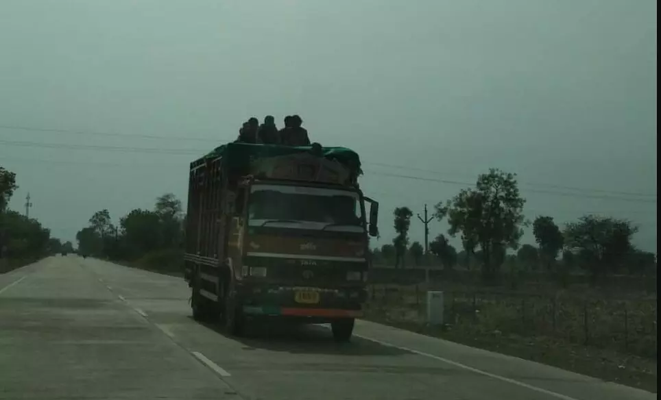 ही माणसं अशी गाडीच्या टपावर का बसत असतील?