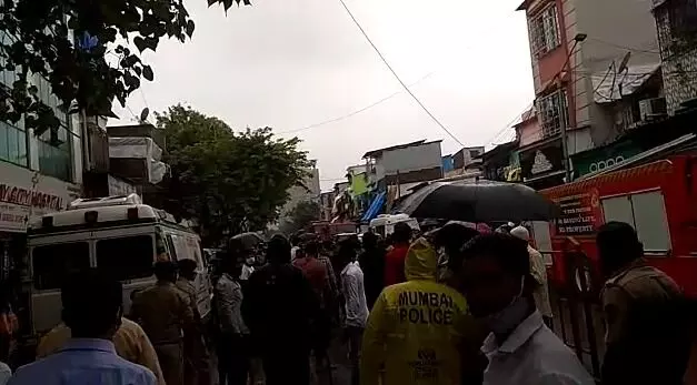 मुंबईत पुन्हा इमारत दुर्घटना, तिघांचा मृत्यू १० जखमी