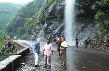 पुणे जिल्ह्यातील पर्यटनस्थळांवर पर्यटकांची गर्दी ; कोरोना नियमांचे उल्लंघन