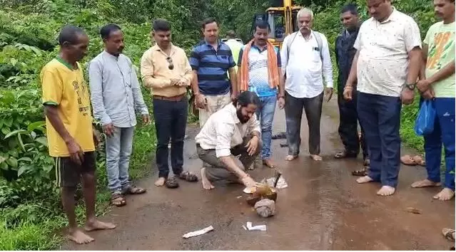 वाहून गेलेला रस्ता बनवण्यासाठी गावकऱ्यांनी उभारला निधी, सरकारी मदत नाहीच