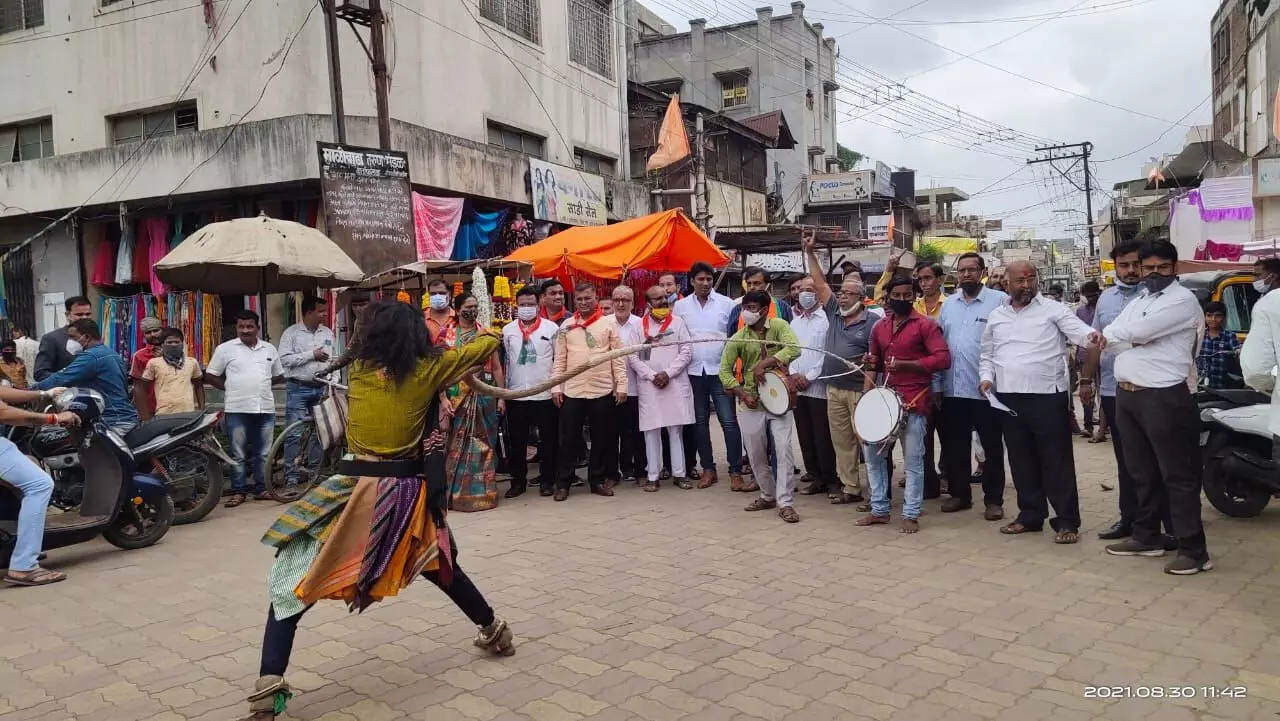 अहमदनगर येथील विशाल गणपती मंदिरात महाआरती करून भाजपचे आंदोलन