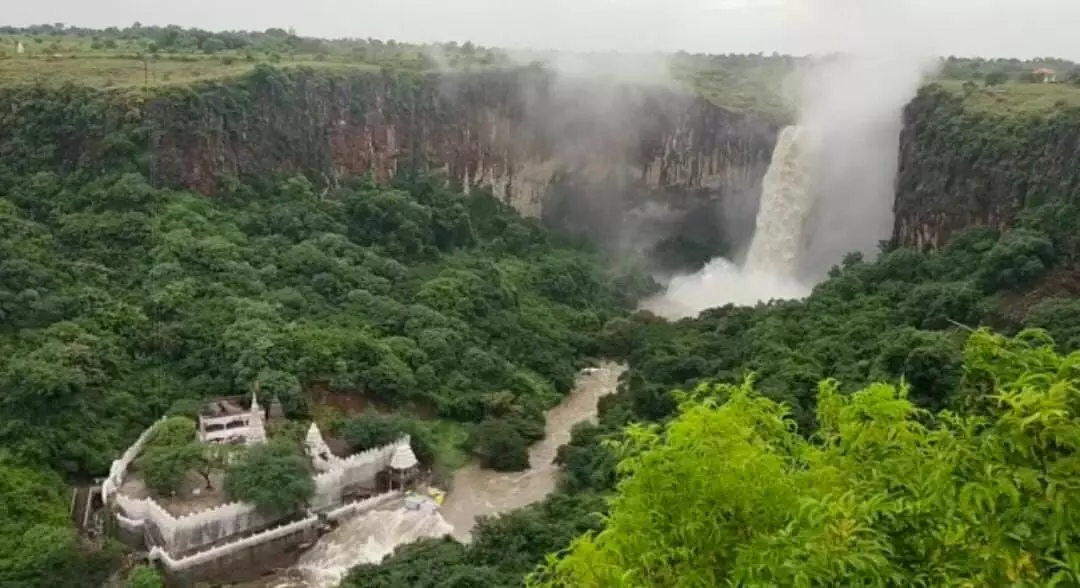 सौताडा येथील रामेश्वर धबधबा वाहू लागला