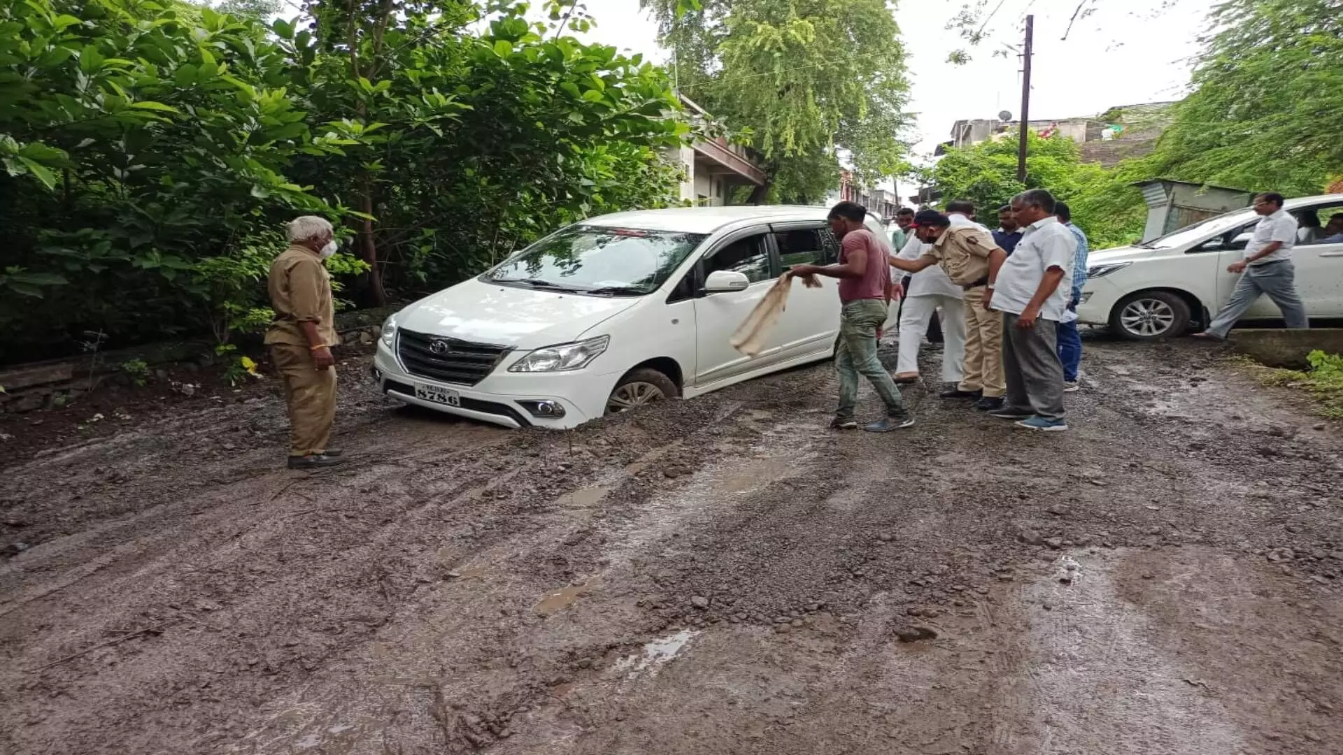 ग्रामीण भागातील रस्त्यांची दूरवस्था, पंचायत राज समितीच्या सदस्यांच्याच गाड्या फसल्या