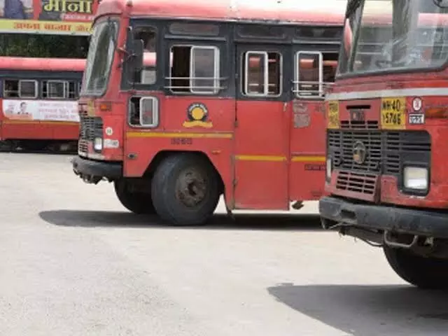 एसटी महामंडळाचा कारवाईचा बडगा; ४५ आगारांतील ३७६ कर्मचाऱ्यांचे निलंबन