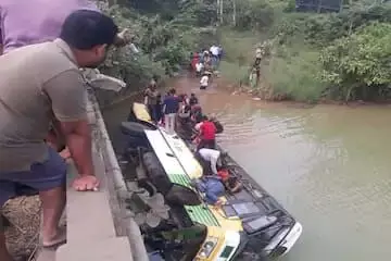 आंध्रप्रदेशमध्ये राज्य परिवहन महामंडळाची बस कालव्यात कोसळली ; 9  प्रवाशांचा मृत्यू