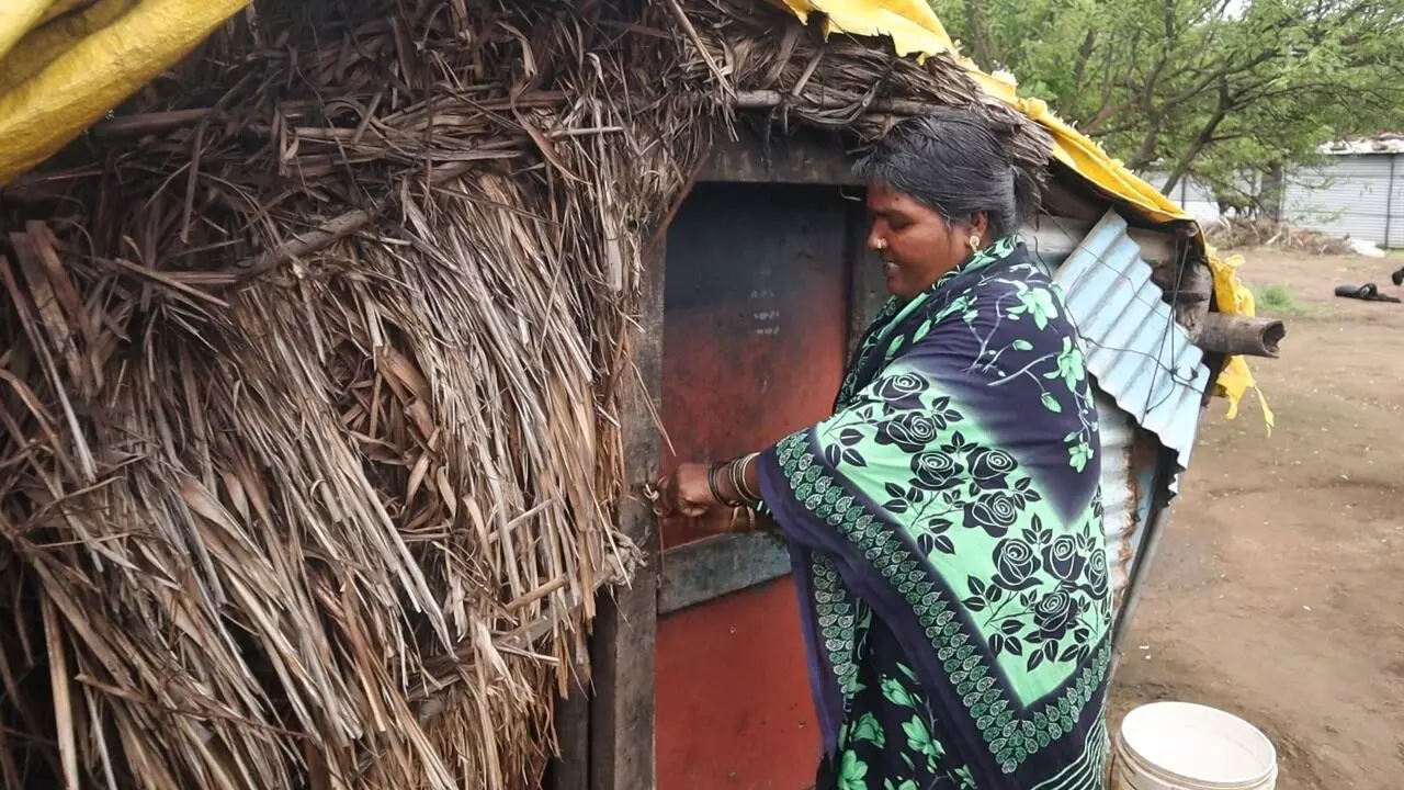 Ground Report : पारधी कुटुंबांच्या झोपड्यांवरील तिरंगा उतरताच झोपड्या तोडण्याचे आदेश