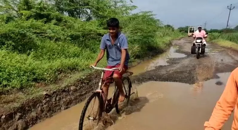 रस्त्यात खड्डे की खड्ड्यात रस्ता?