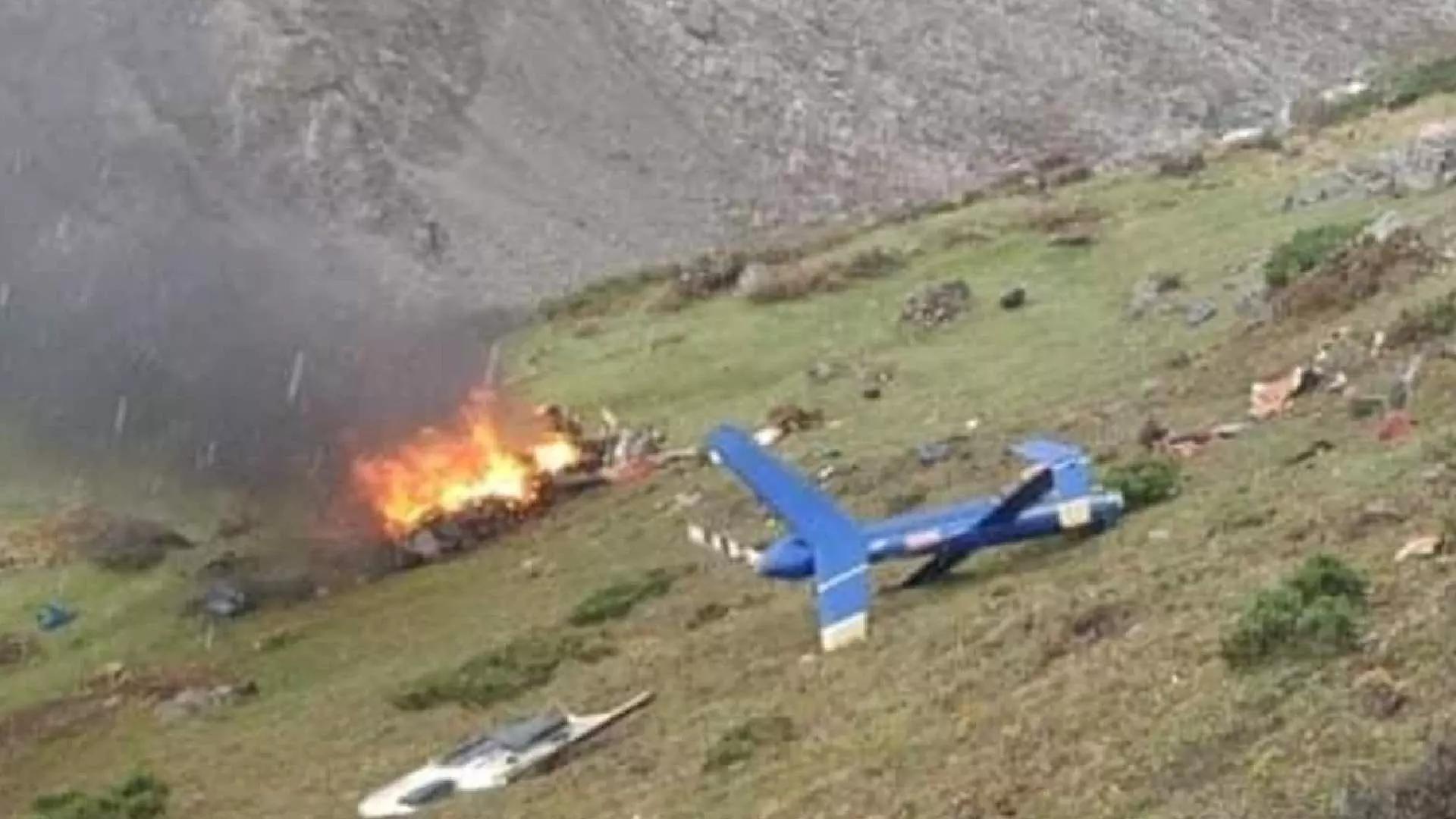 Kedarnath helicopter crashes : केदारनाथ यात्रेसाठी जाणारे खासगी हेलिकॉप्टर कोसळले