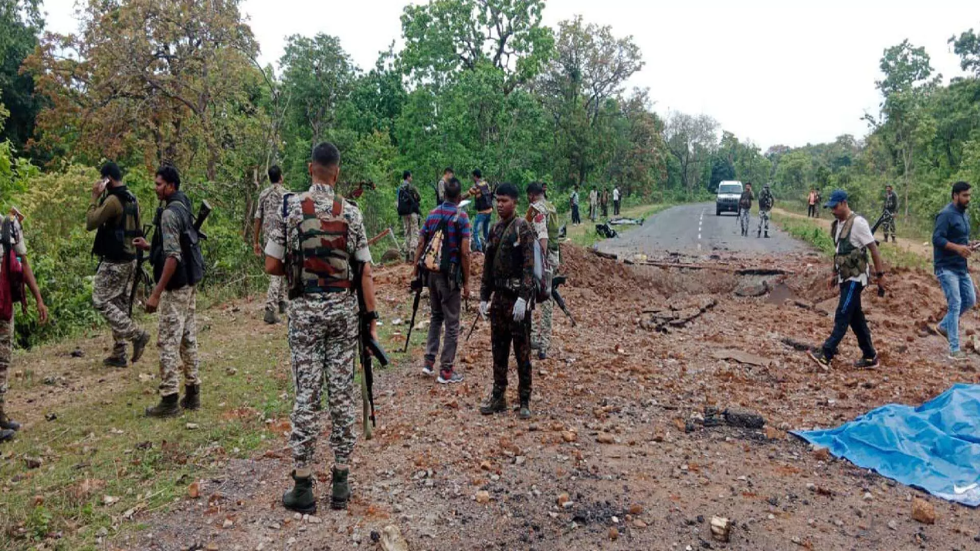 Naxalite Attack :जवानांच्या ताफ्यावर नक्षली हल्ला, 10 जवानांसह ...