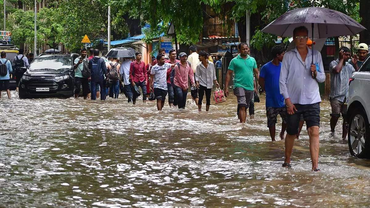 Mumbai rainfall live updates : मुंबई-ठाण्यात पावसाचा ऑरेंज अलर्ट तर रायगड, पालघरला रेड अलर्ट