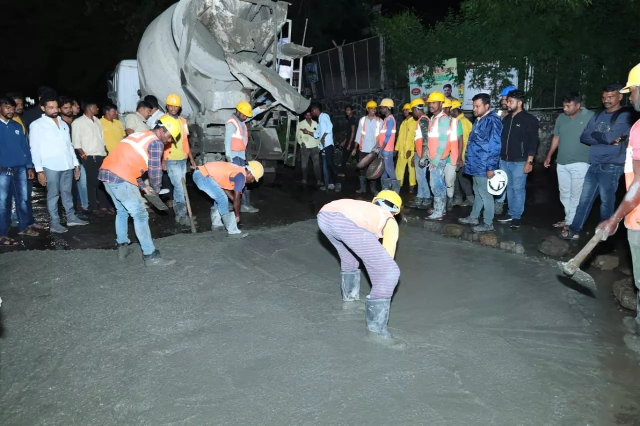 पुण्यातील युवा सेना कार्यकर्त्यांनी स्वतः बुजवले खड्डे