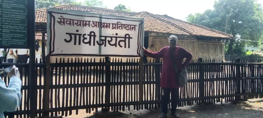 गांधी नावाचा माणूस आणि मी